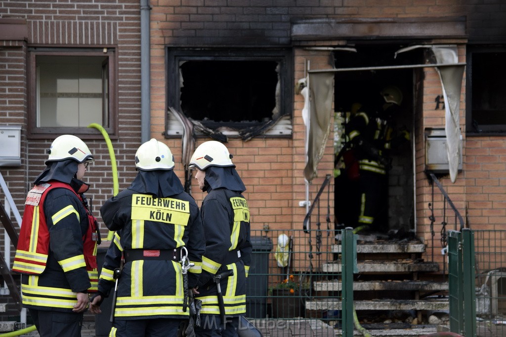 Feuer 2 Vollbrand Reihenhaus Roggendorf Berrischstr P100.JPG - Miklos Laubert